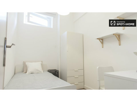 Pokój do wynajęcia w mieszkaniu z 4 sypialniami w Carriche… - Do wynajęcia