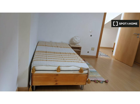 Room for rent in 4-bedroom apartment in Cascais - Za iznajmljivanje