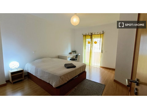 Room for rent in 4-bedroom apartment in Cascais - Kiadó
