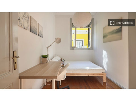 Room for rent in 4-bedroom apartment in Lisbon - For Rent