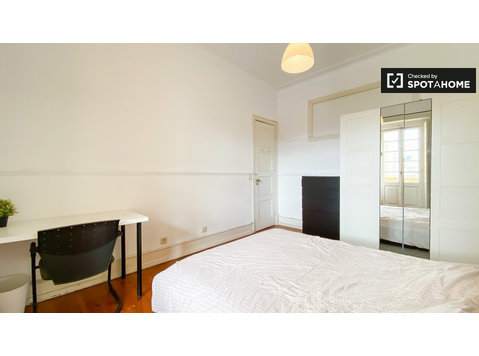 Room for rent in 4-bedroom apartment in Lisbon - Disewakan
