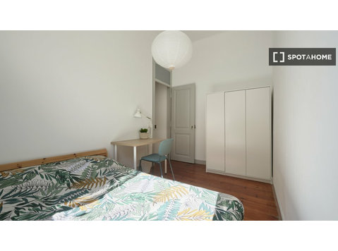 Room for rent in 4-bedroom apartment in Lisbon - Kiadó