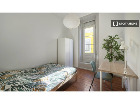 Room for rent in 4-bedroom apartment in Lisbon - เพื่อให้เช่า