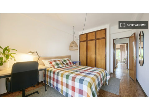 Room for rent in 4-bedroom apartment in Lisbon - เพื่อให้เช่า