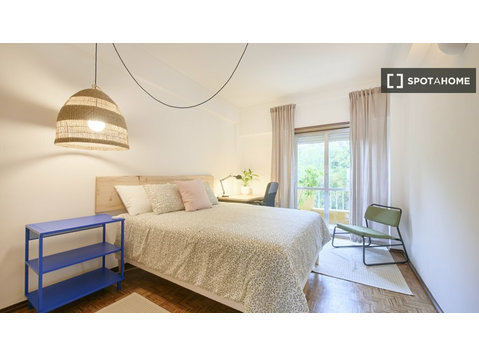 Room for rent in 4-bedroom apartment in Lisbon - K pronájmu