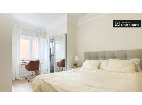 Room for rent in 4-bedroom apartment in Lisbon - Аренда
