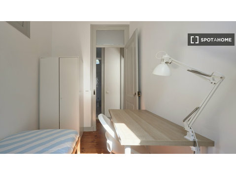 Room for rent in 4-bedroom apartment in Lisbon - Аренда