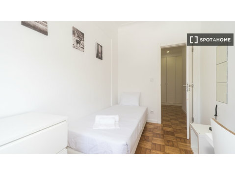Lizbon'da 4 yatak odalı dairede kiralık oda - Kiralık