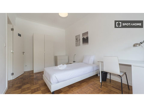 Room for rent in 4-bedroom apartment in Lisbon - Под Кирија