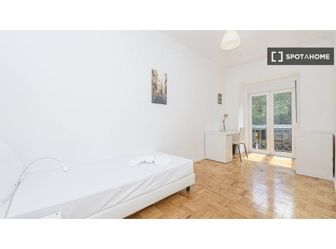 Lizbon'da 4 yatak odalı dairede kiralık oda - Kiralık