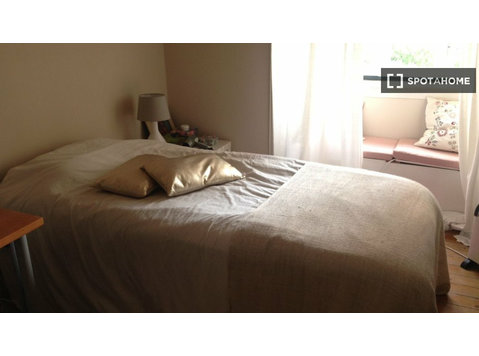 Lizbon'da 4 yatak odalı dairede kiralık oda - Kiralık