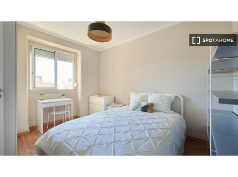 Stanza in affitto in appartamento con 4 camere da letto a… - In Affitto
