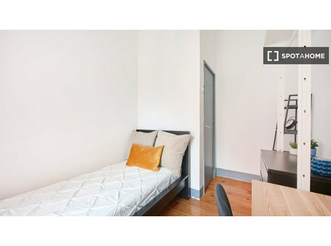 Chambre à louer dans un appartement de 4 chambres à… - À louer