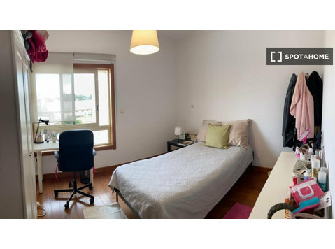 Chambre à louer dans un appartement de 4 chambres à Lumiar,… - À louer