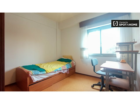 Zimmer zur Miete in 4-Zimmer-Wohnung in Lumiar, Lissabon - Zu Vermieten