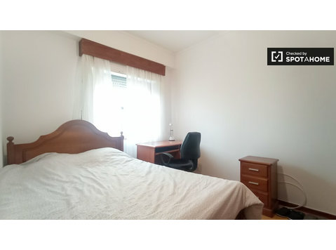 Zimmer zur Miete in 4-Zimmer-Wohnung in Lumiar, Lissabon - Zu Vermieten