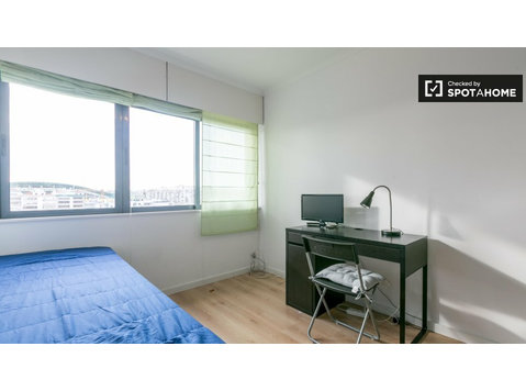Zimmer zur Miete in 4-Zimmer-Wohnung in Lumiar, Lissabon - Zu Vermieten