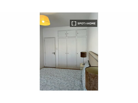 Zimmer zu vermieten in 4-Zimmer-Wohnung in Odivelas,… - Zu Vermieten