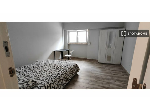 Room for rent in 4-bedroom apartment in Odivelas, Lisbon - Аренда
