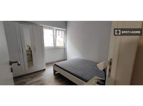 Odivelas, Lizbon'da 4 yatak odalı dairede kiralık oda - Kiralık