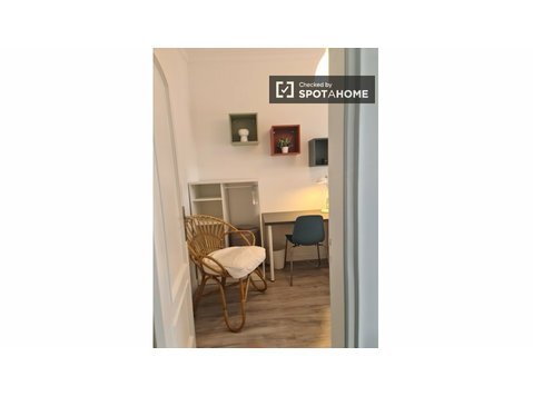 Room for rent in 4-bedroom apartment in Venda Nova, Amadora - For Rent