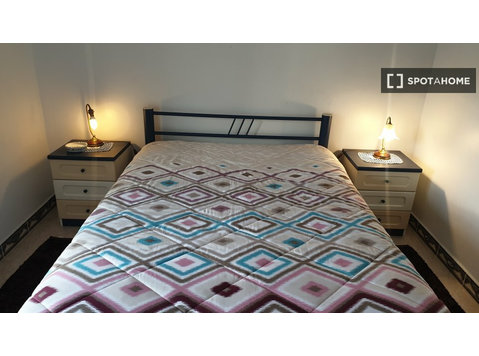 Chambre à louer dans une maison de 4 chambres à Famões,… - À louer