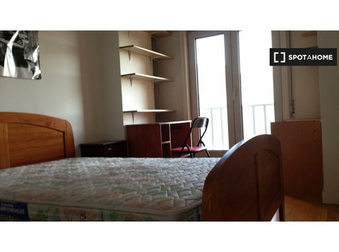 Room for rent in 4-bedroom shared apartment in Lisbon - Под наем