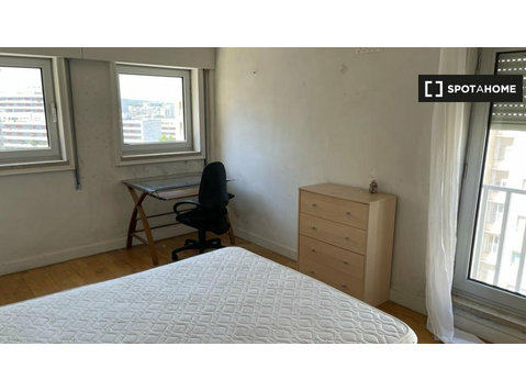 Lizbon'da 4 yatak odalı ortak dairede kiralık oda - Kiralık