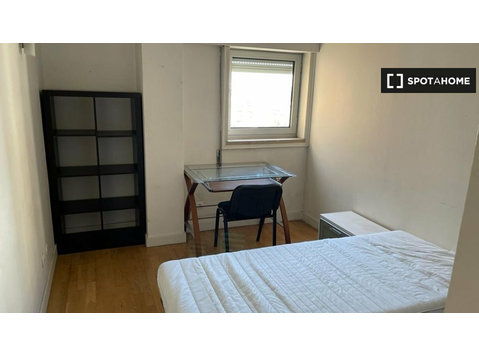 Zimmer zu vermieten in 4-Zimmer-Wohngemeinschaft in Lissabon - Zu Vermieten