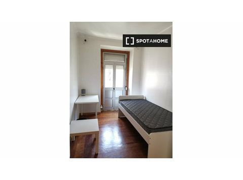 Anjos, Lizbon'da 5 yatak odalı dairede kiralık oda - Kiralık