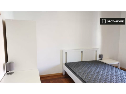 Anjos, Lizbon'da 5 yatak odalı dairede kiralık oda - Kiralık