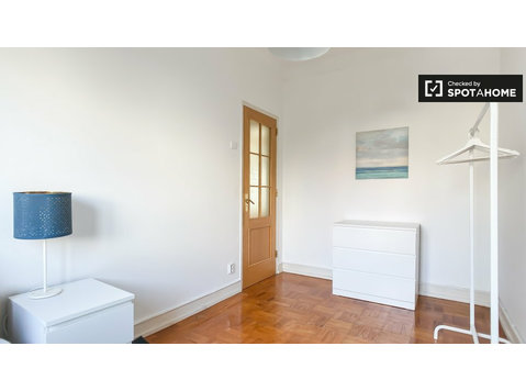 Zimmer zu vermieten in 5-Zimmer-Wohnung in Areeiro, Lissabon - Zu Vermieten