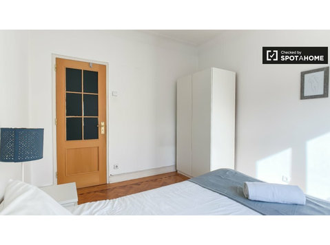Room for rent in 5-bedroom apartment in Areeiro, Lisbon - Kiralık