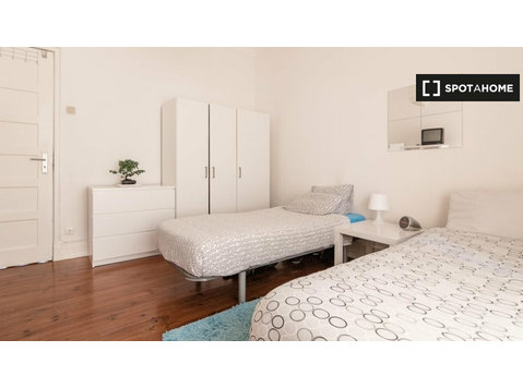 Areeiro, Lizbon'da 5 yatak odalı dairede kiralık oda - Kiralık