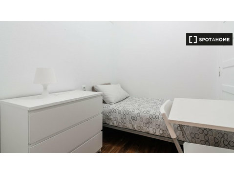 Room for rent in 5-bedroom apartment in Areeiro, Lisbon. -  வாடகைக்கு 
