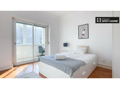 Camera in affitto in appartamento con 5 camere da letto ad… - In Affitto