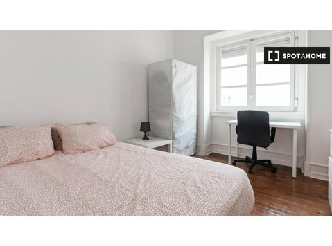 Zimmer zu vermieten in 5-Zimmer-Wohnung in Areeiro, Lissabon - Zu Vermieten