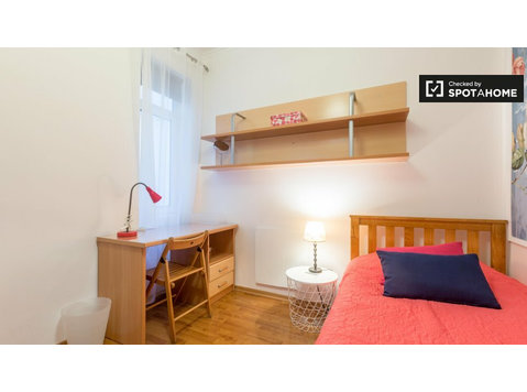 Arroios, Lisboa'da 5 yatak odalı dairede kiralık oda - Kiralık