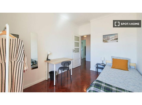 Room for rent in 5-bedroom apartment in Arroios, Lisbon - Na prenájom
