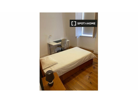 Room for rent in 5-bedroom apartment in Arroios, Lisbon - Na prenájom