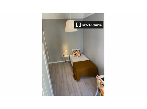 Room for rent in 5-bedroom apartment in Arroios, Lisbon - Ενοικίαση