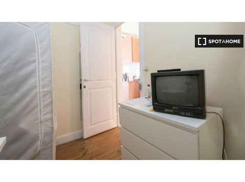 Room for rent in 5-bedroom apartment in Arroios, Lisbon - 임대