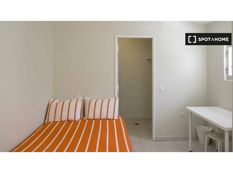 Room for rent in 5-bedroom apartment in Arroios, Lisbon - For Rent