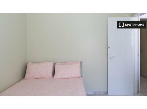 Chambre à louer dans un appartement de 5 chambres à… - À louer
