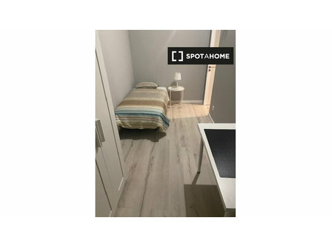 Room for rent in 5-bedroom apartment in Arroios, Lisbon - Disewakan