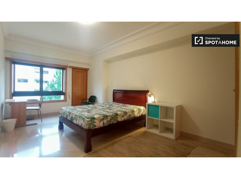 Room for rent in 5-bedroom apartment in Bairro Padre Cruz, - Til Leie