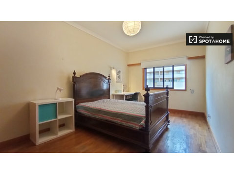 Room for rent in 5-bedroom apartment in Bairro Padre Cruz, L - Za iznajmljivanje