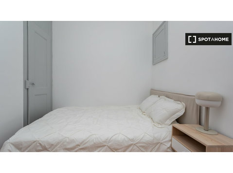 Pokój do wynajęcia w 5-pokojowym mieszkaniu w Baixa w… - Do wynajęcia