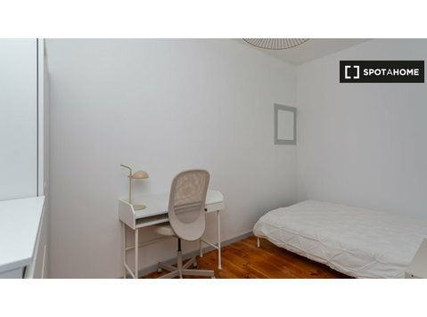 Room for rent in 5-bedroom apartment in Baixa, Lisbon - الإيجار