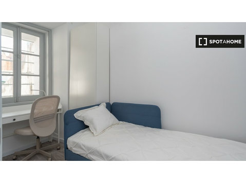 Baixa, Lizbon'da 5 yatak odalı dairede kiralık oda - Kiralık